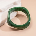 Primer plano de un brazalete de resina verde con textura jaspeada y forma cuadrada - Estructura Geométrica Irregular (ai-HB4276) / verde oscuro