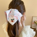 Gros plan d'un chouchou à fleurs avec cœur en dentelle et cerises sur une queue de cheval - 13# Chouchou Cerise Dessin Animé Floral Rose