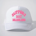 Detailansicht der weißen Trucker Cap mit pinkem Support Day Drinking Aufdruck - Ganz Weiß
