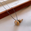 Collana minimalista con ciondolo a forma di zucca in legno naturale e cordino nero - Forma di Zucca Caffè Chiaro / Collana-Zucca Caffè Chiaro