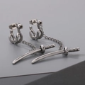 Pendientes punk góticos en acero de titanio con espada samurái y cadena de plata - Estilo Katana Plateada con Cadena de Earcuff (KE113960-WGLN)