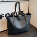 Minimalistische schwarze Totebag mit großer Kapazität, Litschi-Textur und Schriftzug - Schwarz