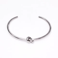 Silbernes Edelstahl-Armband mit Herzknoten und polierter Oberfläche im C-Design - 3MM Dicke / 63MM Innendurchmesser / Stahlfarbe