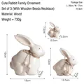 Set di 3 statuette di conigli in legno beige con collane di perle in varie dimensioni - Famiglia di tre conigli invecchiati - Con perline di legno