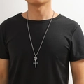 Détail d'un pendentif croix en acier inoxydable argenté sur un mannequin - Croix Gothique