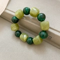 Détail d'un bracelet en perles acryliques vertes avec texture marbrée et style vintage - Vert