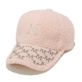 Dettaglio del berretto rosa in lana d'agnello con ricamo M e strass lucidi sulla visiera - M (56-58cm) / Rosa