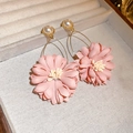 Elegante oorbellen met roze stoffen bloemen en parels op goudkleurig rond frame - Parel Stof Bloemstijl / Roze Stoffen Bloem (Zilveren Pin)