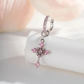 Aro de plata con circonitas y colgante de cruz rosa sobre un soporte cilíndrico - Circonita Rosa + Aro Plateado (Pieza Única)