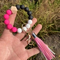 Portachiavi bracciale in perline di silicone con nappe rosa e perla di legno - Rosa Rossa