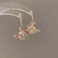 Detail von goldenen Schmetterlingsohrringen mit rosa Flügeln und Perlenverzierung - 63# Silberstift-Gold