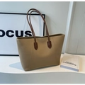 Borsa tote minimalista in pelle PU kaki con spalline marroni in un ambiente moderno - Cachi