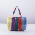 Sac à main fait main en perles colorées avec rayures arc-en-ciel et poignée élégante - Coloré