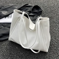Grande borsa tote bianca minimalista in pelle lucida pieghettata su pelle nera - Bianco
