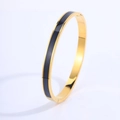 Gepolijste gouden titanium stalen armband met zwart emaille inleg in minimalistisch design - Zwart Emaille Gouden Armband