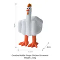 Divertente statuina di pollo in resina con gesto del dito medio bianco arancione 16cm - Gallo con Dito Medio Creativo