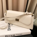 Sac à épaule blanc en cuir PU avec boucle dorée sur un fond de livre minimaliste chic - Blanc