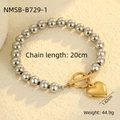 Detalle de pulsera de cuentas plateadas con cierre de palanca dorado y dije de corazón - Cuentas Plateadas con Colgante de Corazón Dorado Cierre OT