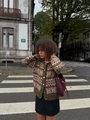 Détail de gilet en maille vintage à motif géométrique et boutons marbrés en décor urbain - S / Vert Olive Jacquard