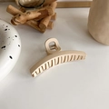 Detalle de pinza para el pelo mate beige crema sobre fondo nórdico minimalista - Arco / Arco Beige