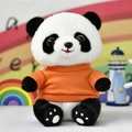 Vooraanzicht van een schattige panda knuffel met een oranje sweatshirt, ideaal voor cadeau. - Oranje T-shirt Stijl