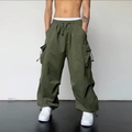 Détail du pantalon cargo vert olive avec taille à cordon et grandes poches latérales - Vert Militaire