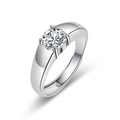 Vue macro d'une bague pour homme en argent avec zircon rond et serti à quatre griffes - Ouvert Réglable / Argent TMJ010