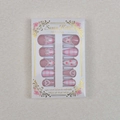 Flatlay von rosa-weißen Kunstnägeln mit Karo-Muster, 3D-Perlen und Schleifen-Dekorationen - Rosa Karierter Schleifenstil (WY-040) / 24 Stück Pro Box