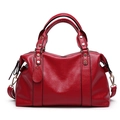 Rote Lederhandtasche im Boston-Stil mit goldener Hardware und schwarzen Zierstreifen - Rot