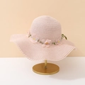 Détail d'un chapeau de soleil en paille rose pour filles avec fleurs en résille - Adulte 55-58cm / Fleur de Vigne Rose