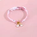 Dettaglio del collare rosa a fiori con ciondolo arcobaleno e campanellino dorato - S(17-33cm) / Floreale Rosa - Pendente Arcobaleno