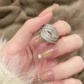 Detail van een zilveren brede ring met meerdere lagen en sprankelende zirkonia-stenen - 26# Ring-Zilver