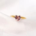 Anello in acciaio 18K dorato con gemma rosa a forma di cuore su fondo di seta bianca - US 8 / Rosa + Oro