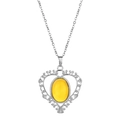 Collier médaillon cœur vintage avec pierre œil de tigre et chaîne argentée sur blanc - Jaune