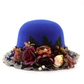 Détail du chapeau cloche en laine bleu roi avec roses bordeaux et dentelle dorée - M(56-58cm) / Bleu Royal