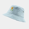 Détail de la broderie tournesol et des oeillets en métal sur un chapeau bob bleu ciel - M (56-58cm) / Bleu clair