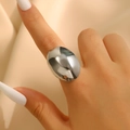 Bague ovale minimaliste en métal argenté avec finition miroir et design géométrique irrégulier - Argent Ovale Minimaliste (1397)