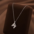Collier avec pendentif lettre H en argent et zircons sur un présentoir à bijoux de luxe - Argent 9024