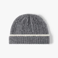 Berretto in maglia a trecce grigio scuro con striscia bianca per il calore invernale - Taglia unica / grigio scuro