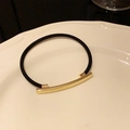 Elastico per capelli nero minimalista con tubo in metallo dorato curvo e lucido - Rettangolo Curvo Oro