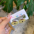 Nahaufnahme süßer gelber Pompompurin Haarspangen aus Acryl auf Displaykarte mit Schleife - Gelb-Hut Hund