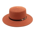 Vue détaillée du chapeau de paille orange avec texture tissée et boucle dorée chic - Couleur caramel