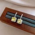 Elegante vierkante gele zirkoon hanger oorbellen met fonkelende zilveren zetting op houten blok - Zilver-Groen
