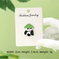 Pin de esmalte de panda con sombrero verde, insignia de animal 2x2,4cm para ropa - Panda Sentado con Sombrero de Bambú