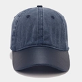Detalle de gorra de béisbol de mezclilla gris azul con visera de cuero sintético azul marino - Ajustable / Azul marino