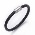 Dettaglio di un bracciale in pelle nera intrecciata con chiusura magnetica in acciaio argento - Fibbia in Metallo Argento
