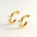 Orecchini a C in acciaio al titanio placcati oro 18k con zirconi a forma di cuore - Oro