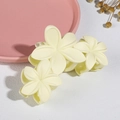 Dettaglio ravvicinato della pinza per capelli a fiore opaco giallo crema su sfondo bianco - 11CM Bianco Latte Opaco 02 (Tre Fiori)