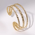 Eleganter goldener Edelstahl C-Armreif mit unregelmäßiger, gehämmerter Textur-Oberfläche - Gold