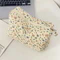 Pochette in velluto a coste trapuntata beige a fiori con cerniera su scrivania bianca - Velluto a coste / Floreale Blu Rosa